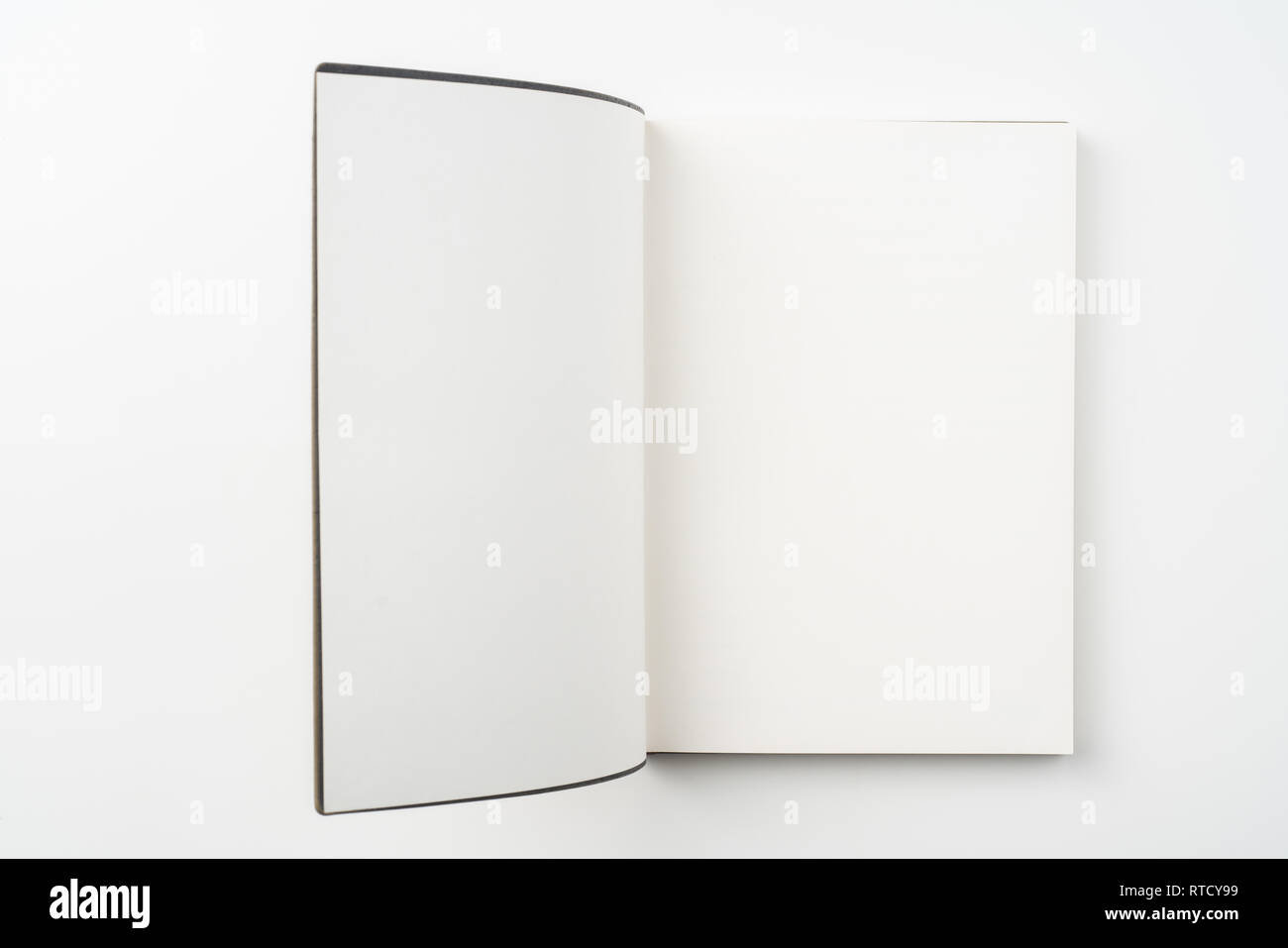 Designkonzept - Ansicht von oben öffnen Hochwertige braun Notebook Cover auf weißem Hintergrund für mockup Serie 8 isoliert Stockfoto
