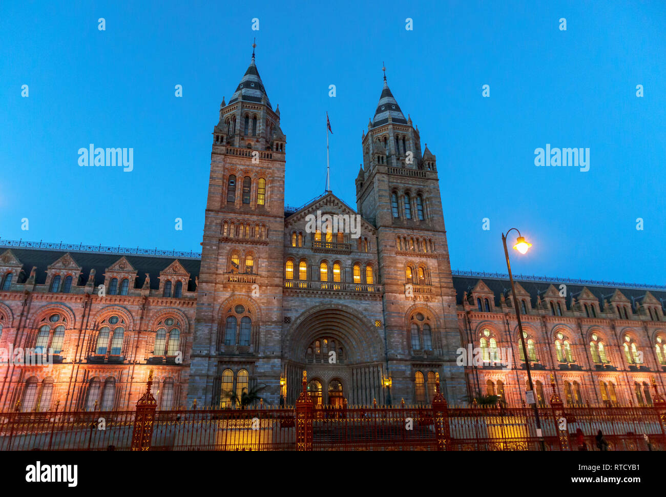 Am Abend Blick auf die Fassade des berühmten Natural History Museum Alfred Waterhouse Gebäude, Cromwell Road, South Kensington, London SW7 Stockfoto