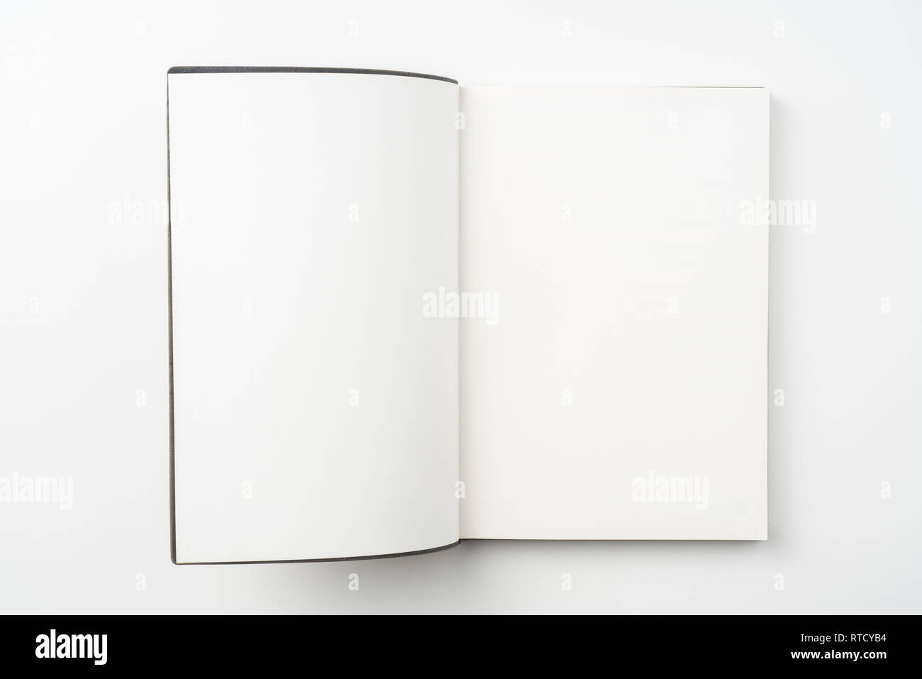 Designkonzept - Ansicht von oben öffnen Hochwertige braun Notebook Cover auf weißem Hintergrund für mockup Serie 10 isoliert Stockfoto