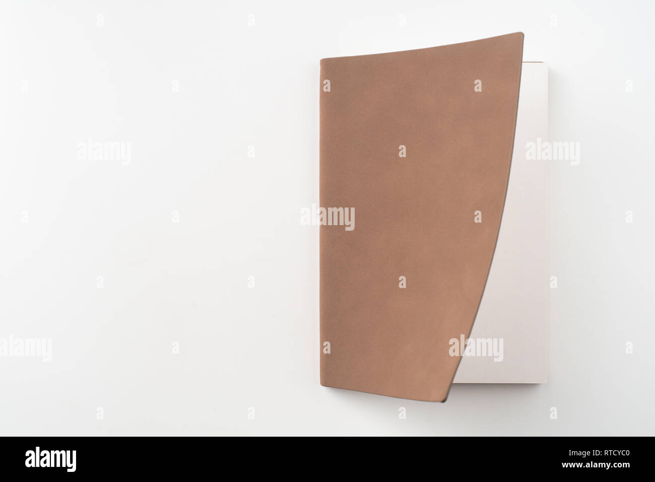 Designkonzept - Ansicht von oben öffnen Hochwertige rot Notebook Cover auf weißem Hintergrund für mockup Serie 1 Stockfoto