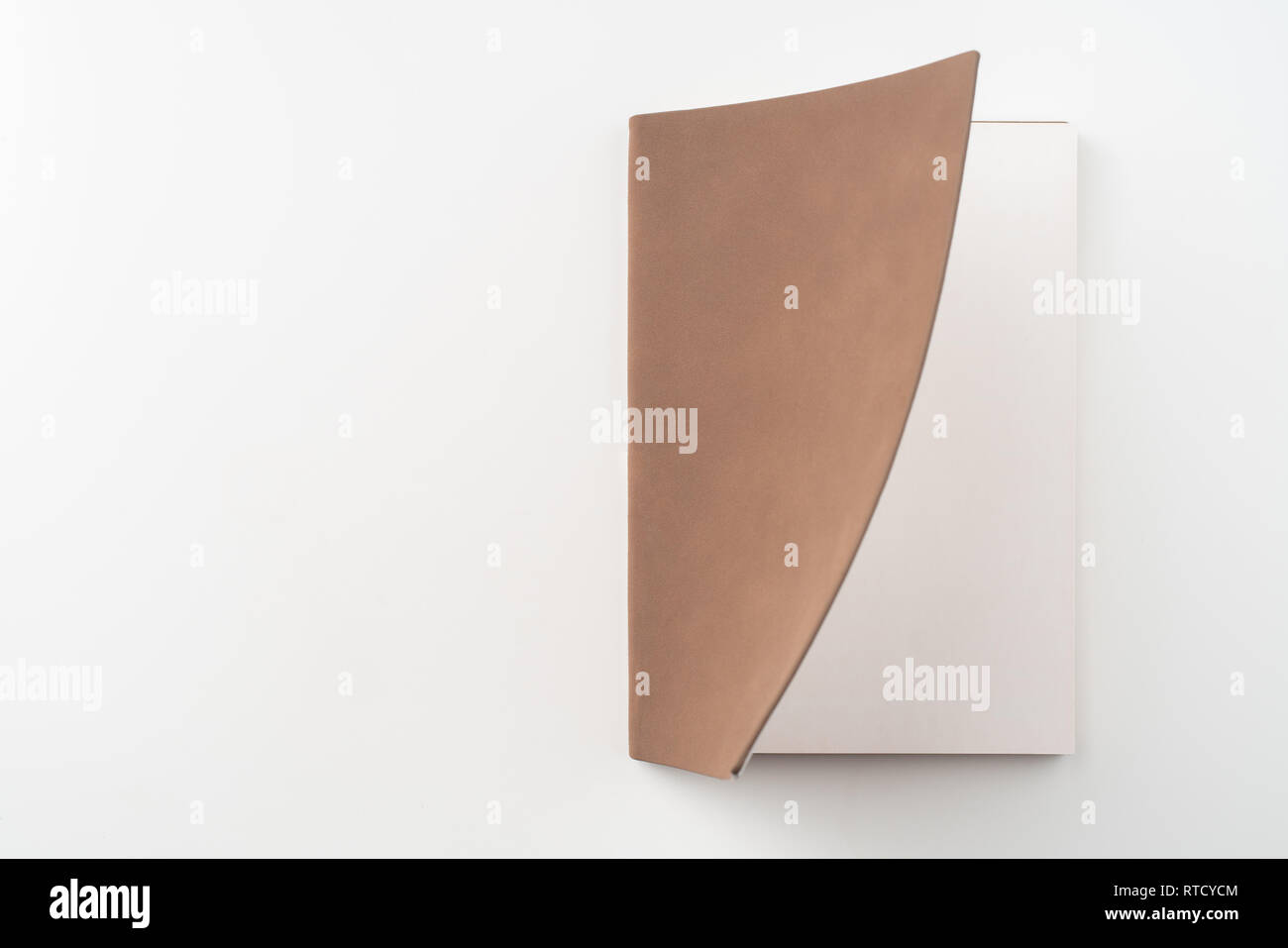 Designkonzept - Ansicht von oben öffnen Hochwertige rot Notebook Cover auf weißem Hintergrund für mockup Serie 2 isoliert Stockfoto