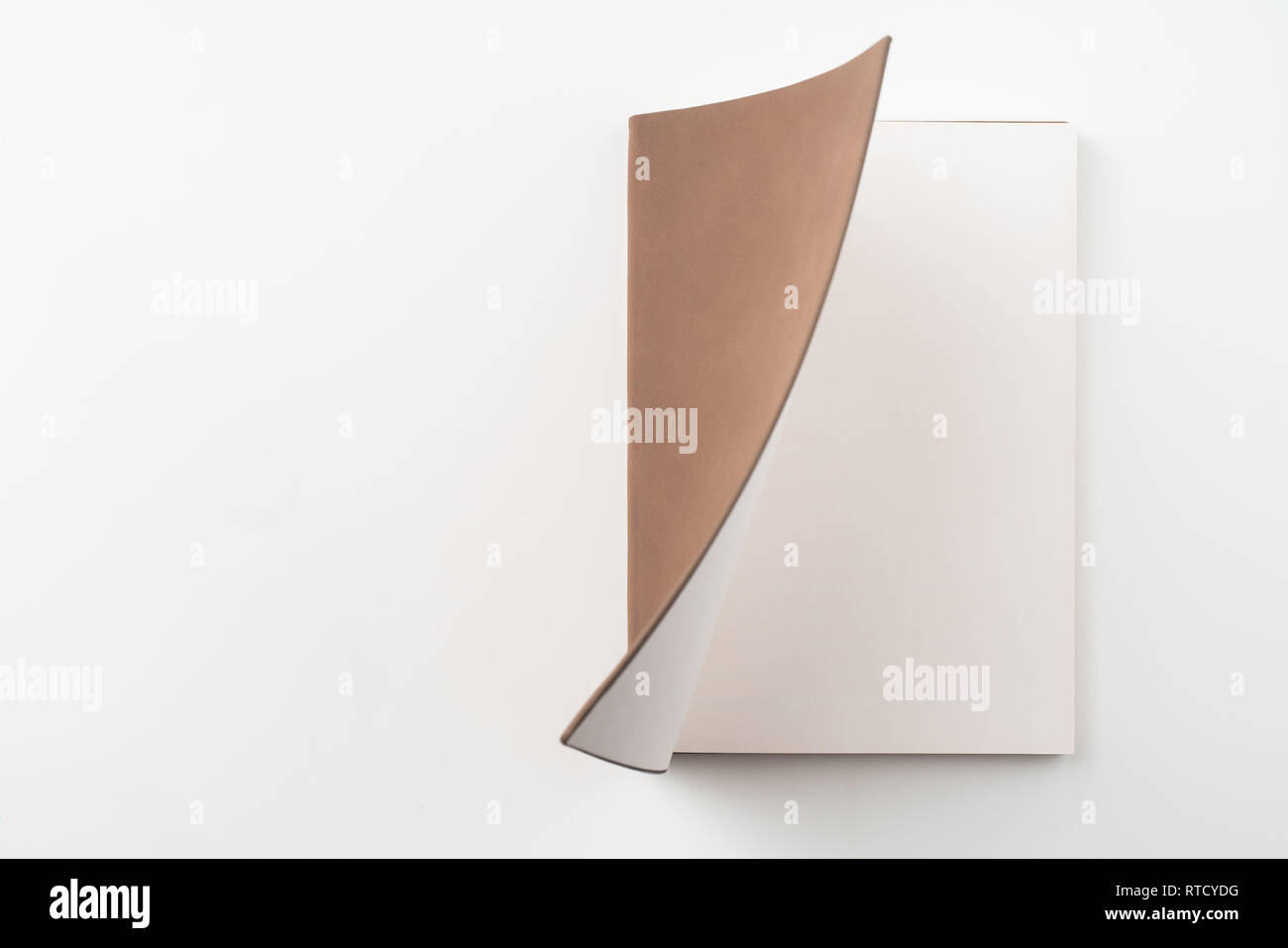 Designkonzept - Ansicht von oben öffnen Hochwertige rot Notebook Cover auf weißem Hintergrund für mockup Serie 3 isoliert Stockfoto