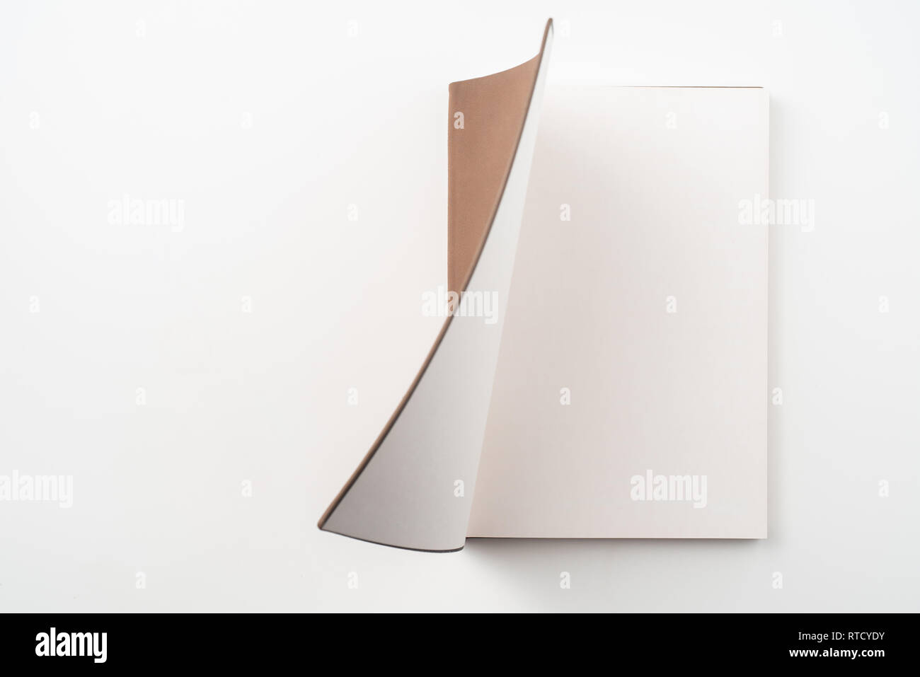 Designkonzept - Ansicht von oben öffnen Hochwertige rot Notebook Cover auf weißem Hintergrund für mockup Serie 4 isoliert Stockfoto