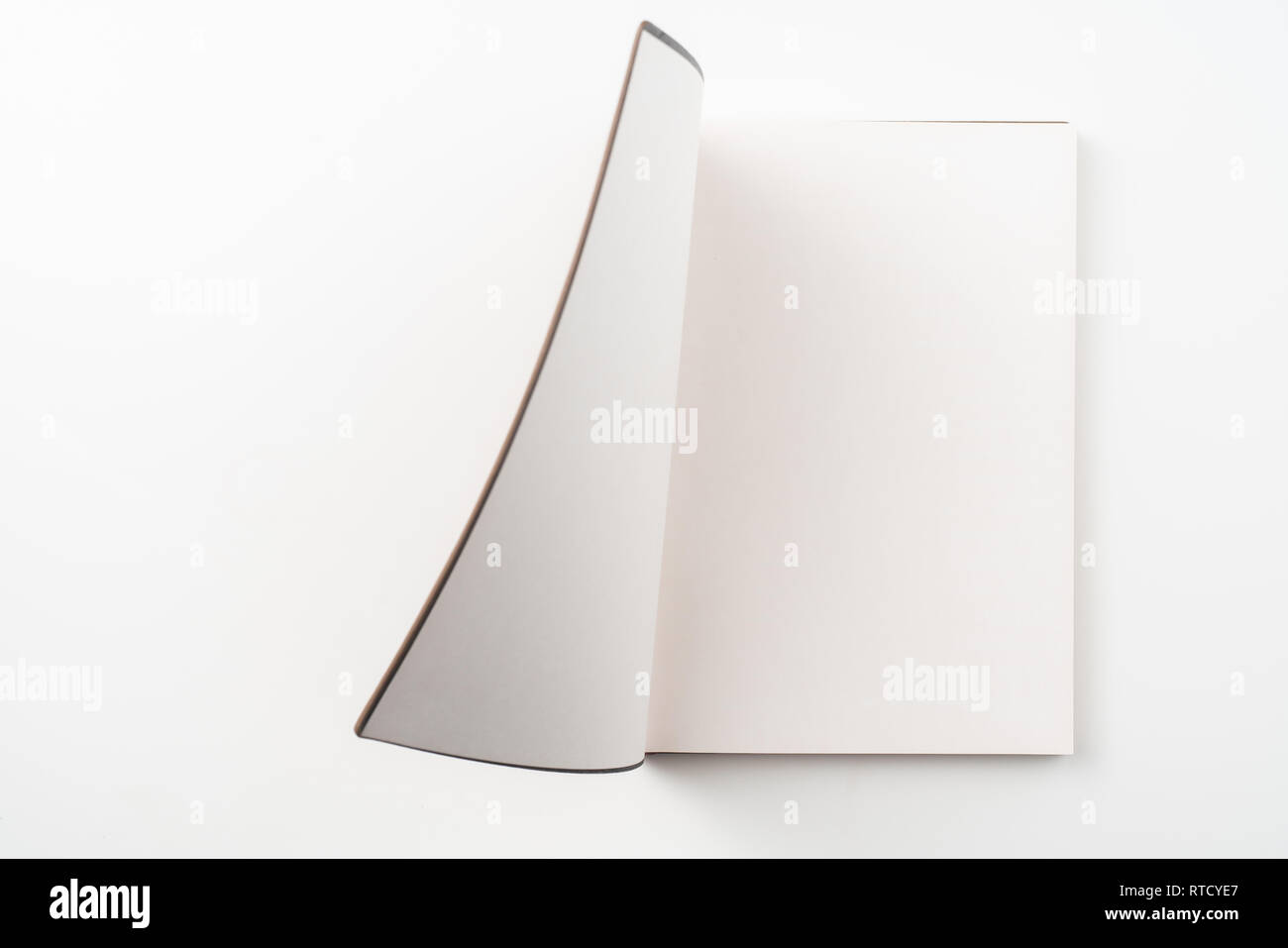 Designkonzept - Ansicht von oben öffnen Hochwertige rot Notebook Cover auf weißem Hintergrund für mockup Serie 5 isoliert Stockfoto