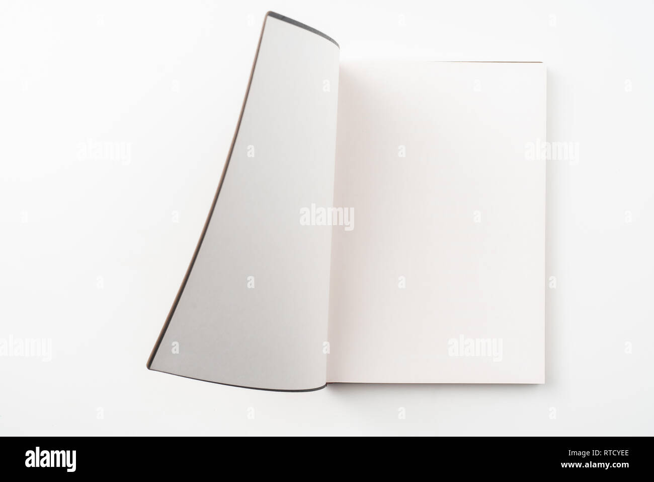 Designkonzept - Ansicht von oben öffnen Hochwertige rot Notebook Cover auf weißem Hintergrund für mockup Serie 6 isoliert Stockfoto