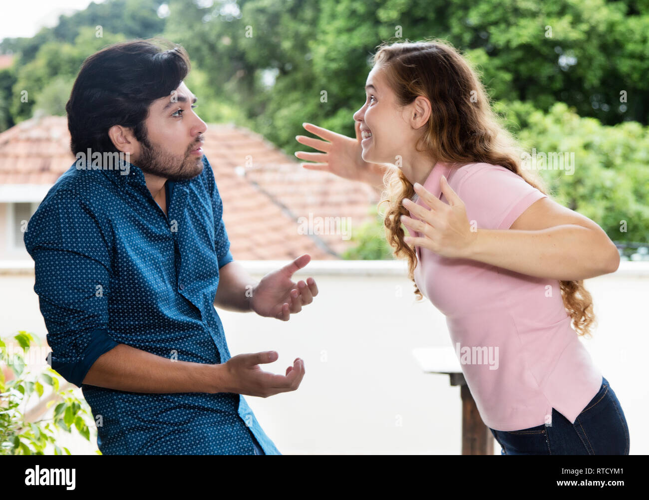 Junge Frau argumentieren mit lateinamerikanischen Freund im Freien Stockfoto