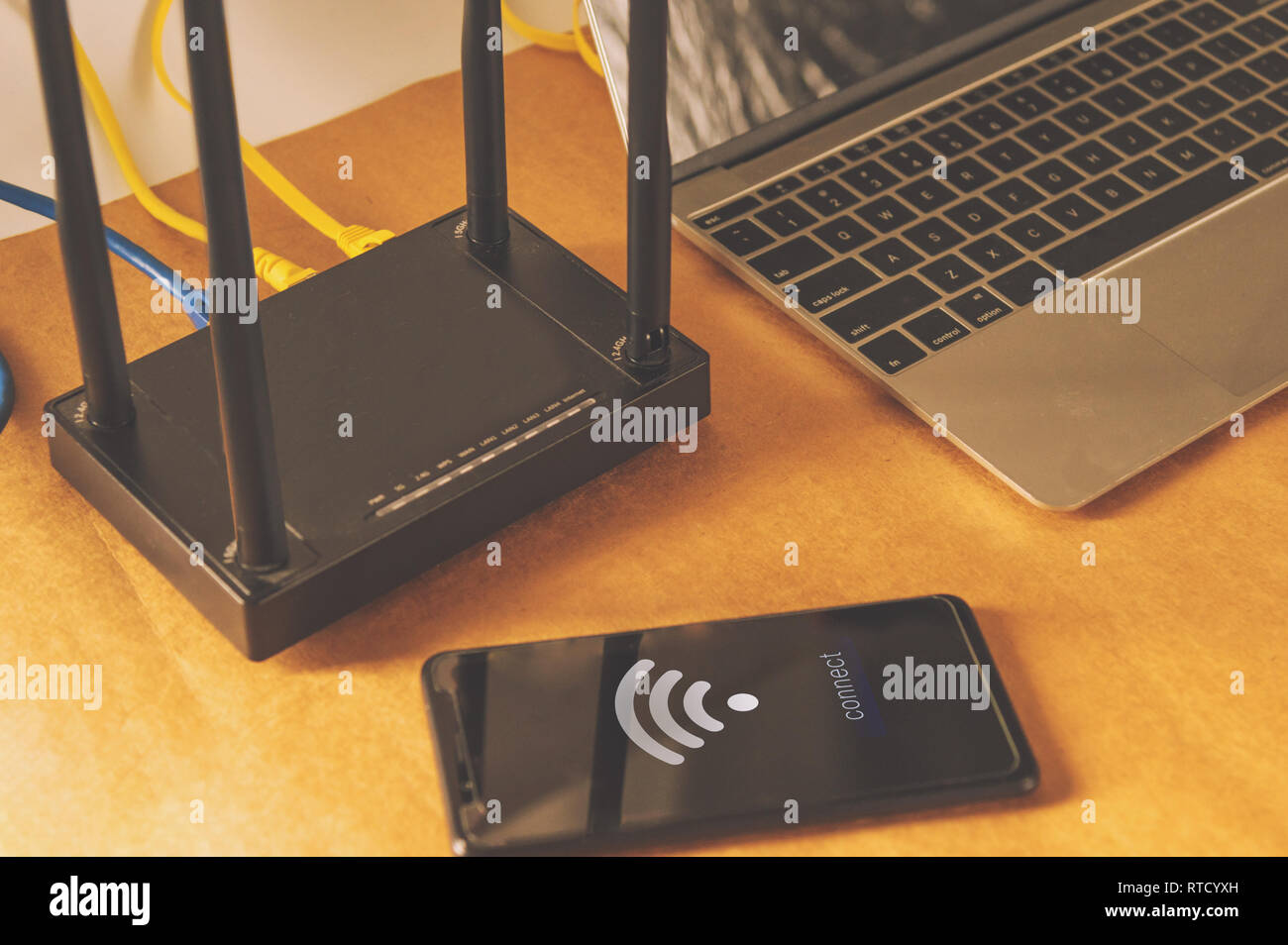 Flach Büro Tisch mit Wlan Router, Computer und Zubehör Top View  Stockfotografie - Alamy