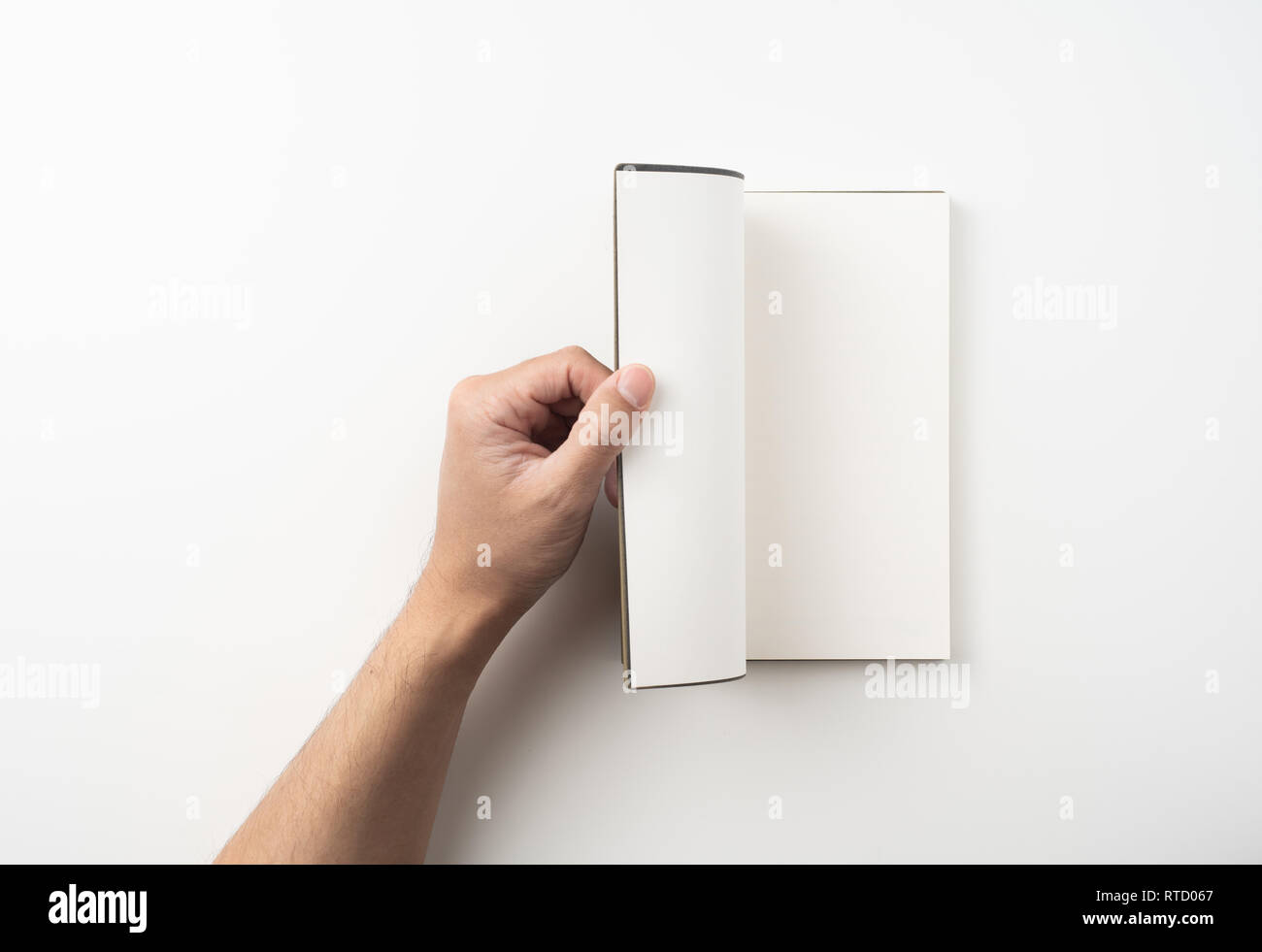 Designkonzept - Blick von oben auf die Hand des Menschen halten Hochwertige braun Notebook auf weißem Hintergrund für mockup Serie 5 isoliert Stockfoto