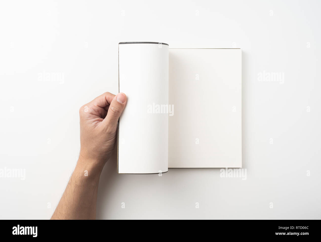 Designkonzept - Blick von oben auf die Hand des Menschen halten Hochwertige braun Notebook auf weißem Hintergrund für mockup Serie 6 isoliert Stockfoto