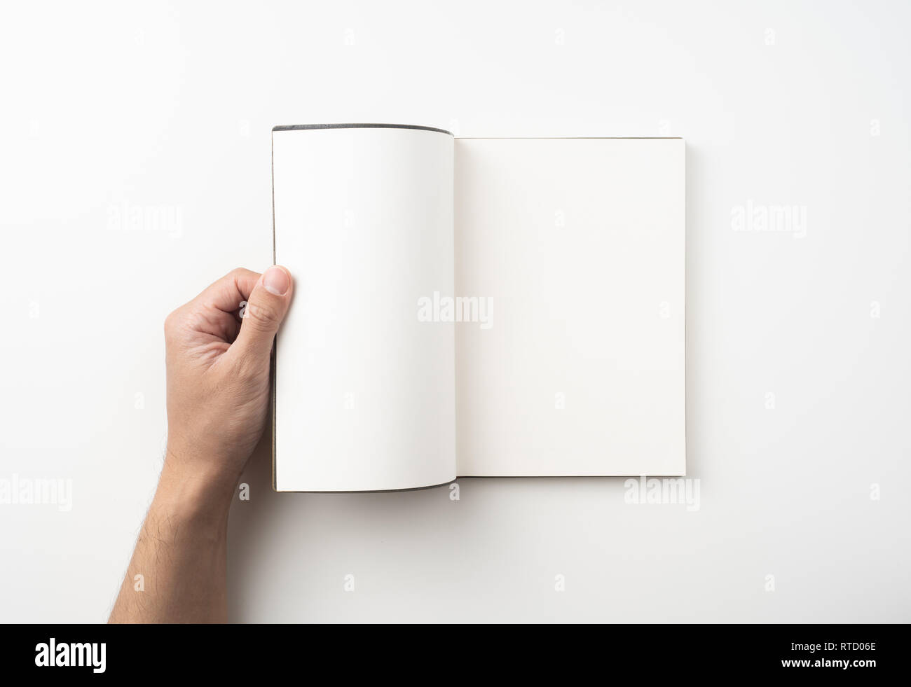 Designkonzept - Blick von oben auf die Hand des Menschen halten Hochwertige braun Notebook auf weißem Hintergrund für mockup Serie 7 isoliert Stockfoto