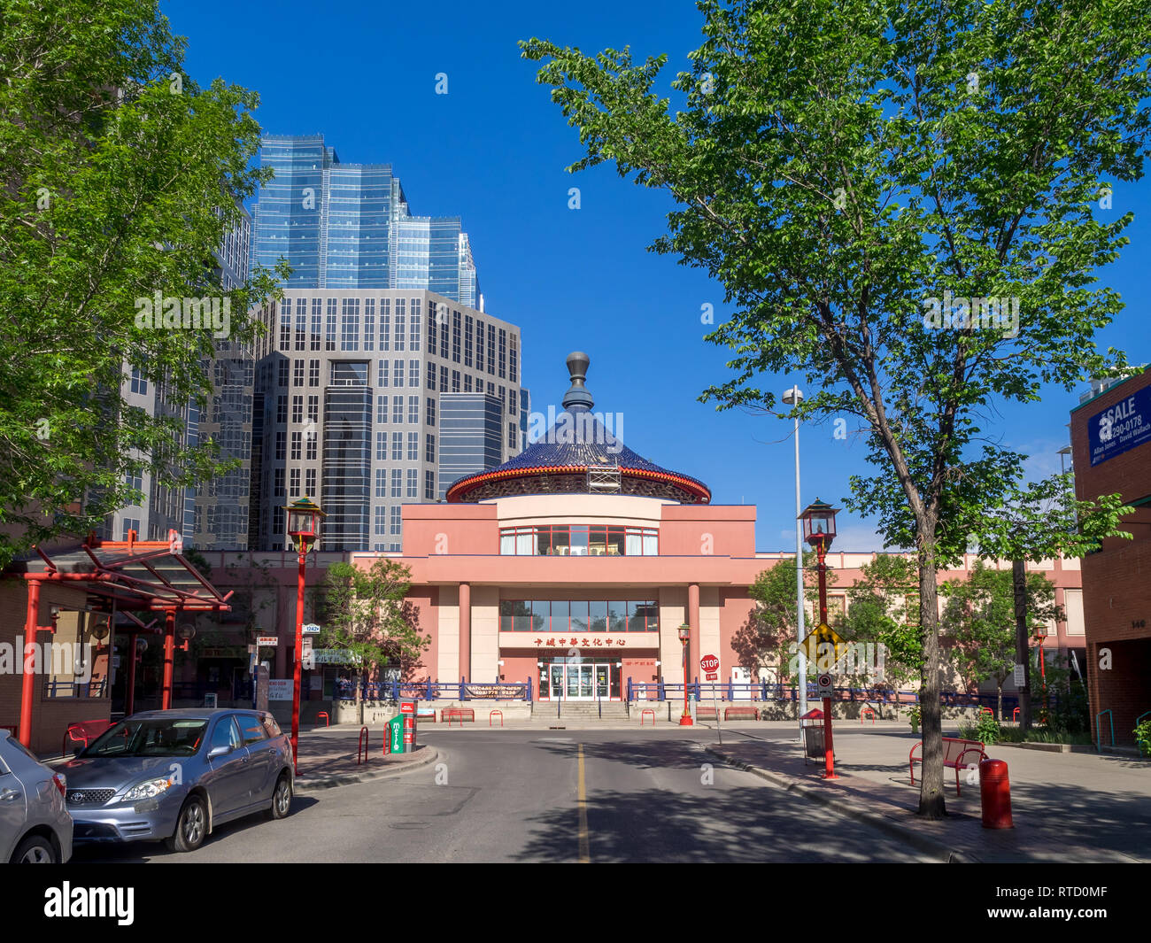Calgary Skyline in der Nähe von Chinatown am 5. Juni 2016 in Calgary, Alberta, Kanada. Calgary's Chinatown befindet sich zwischen der Innenstadt und den Bow River. Stockfoto