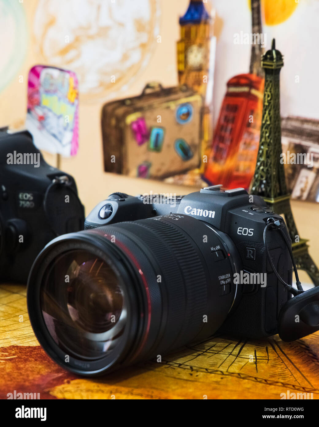 Bangkok, Thailand - 28. Februar 2019: Bild von Canon EOS RP spiegellosen Digitalkamera mit Kit Objektiv Canon EF 24 mm f/4L IS USM Objektiv. Die Neue lauche Stockfoto