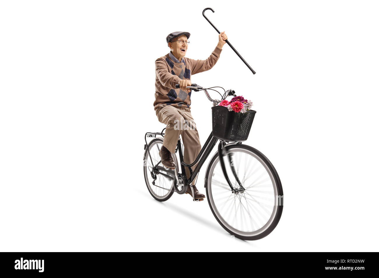 Volle Länge geschossen von einem fröhlichen älterer Mann auf einem Fahrrad und einem Stock auf weißem Hintergrund Stockfoto