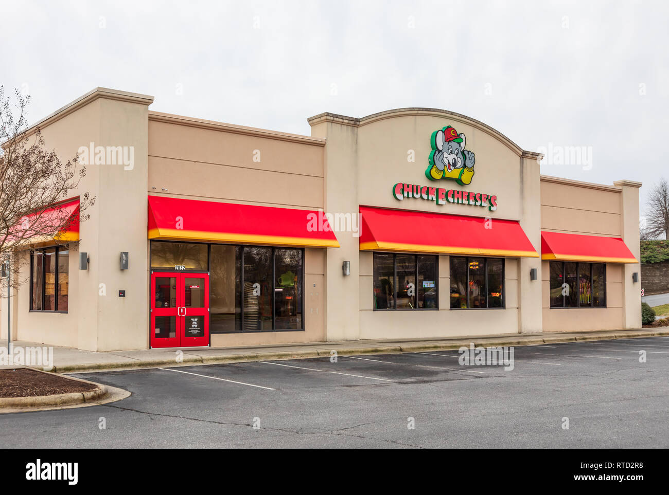 HICKORY, NC, USA -2/28/19: Einer von über 600 Chuck E.'s Cheese Restaurants und Family Entertainment Center. Stockfoto