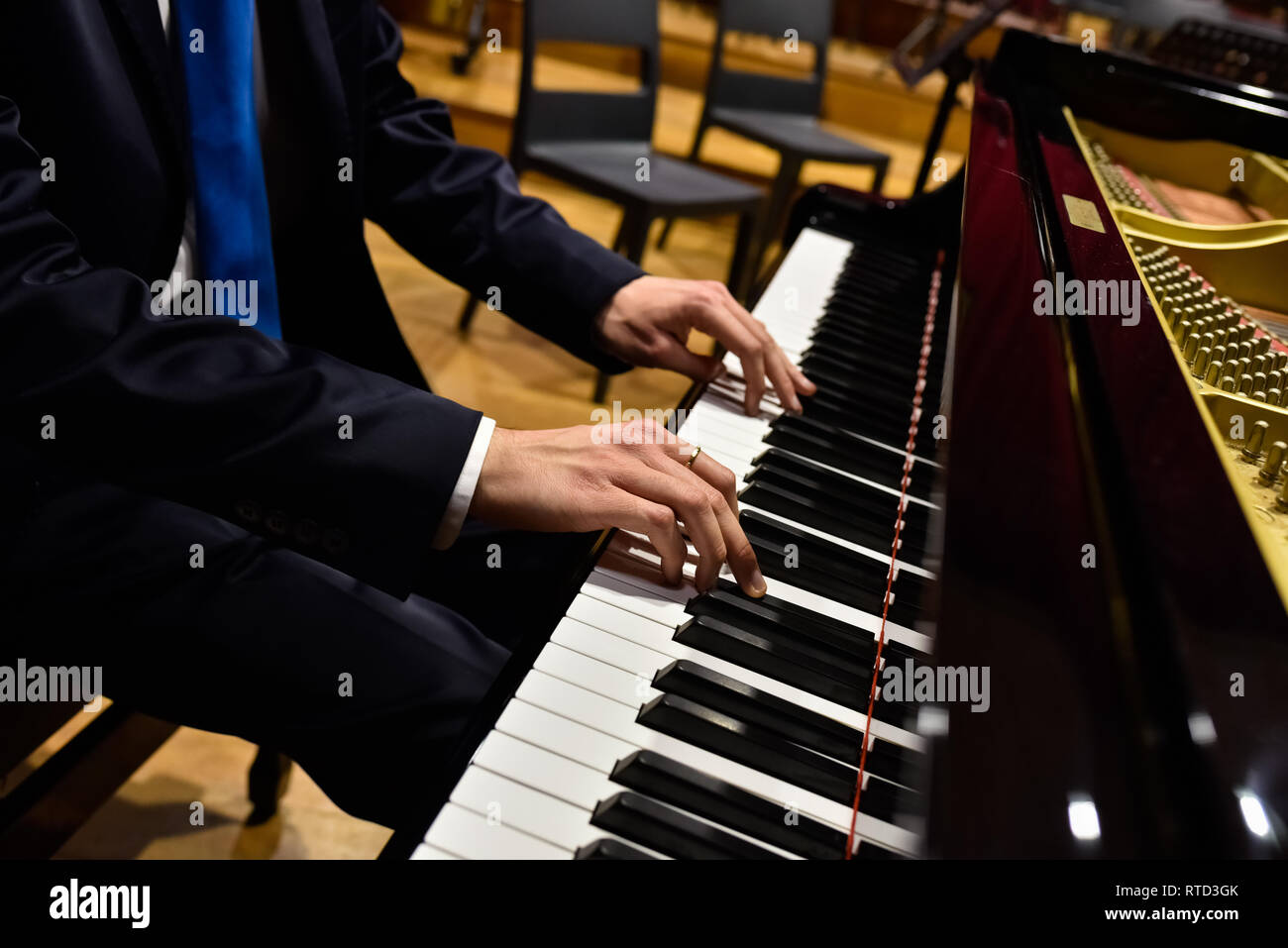 Professioneller Pianist, ein Stück auf einem Flügel. Stockfoto
