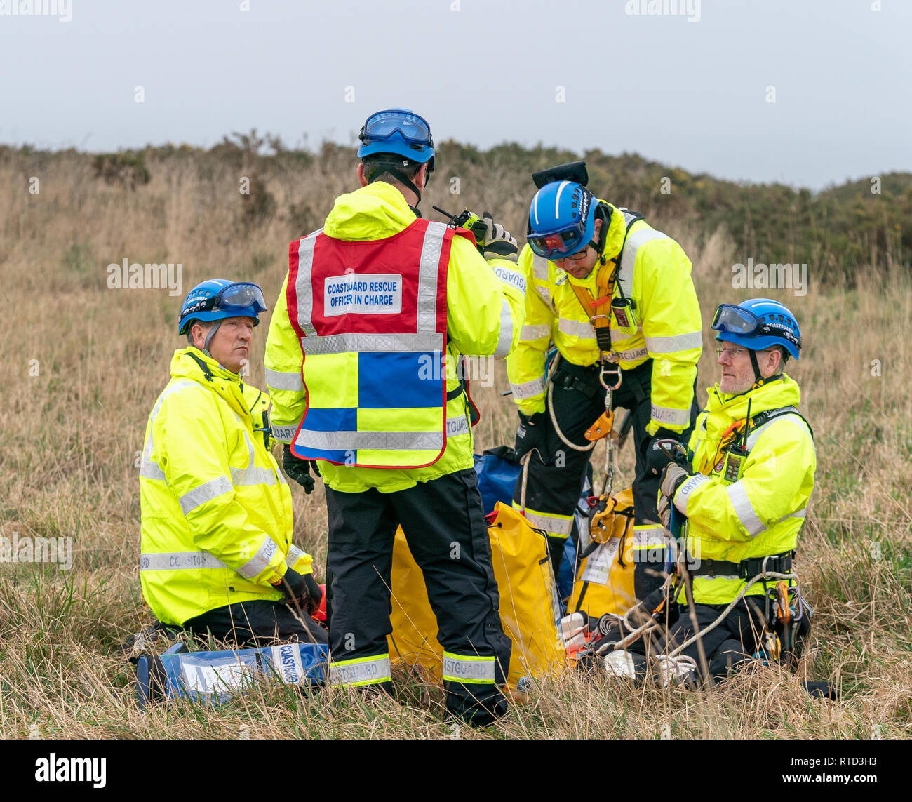 Dies ist die Küstenwache Suche und Rettung auf einer Übung relativ zu einer Klippe Rettung bei Portknockie, Moray, Schottland am 28. Februar 2019. Stockfoto