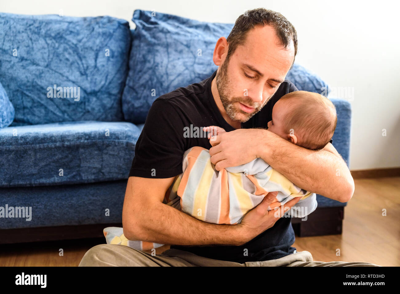 Baby von seiner alleinerziehenden Vater umarmt wird. Stockfoto