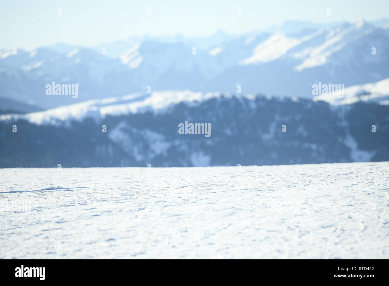 Verdichteten frischen Schnee gegen den blauen Himmel. Sonnigen Tag. Hintergrund mit Kopie Platz für Text. Winter Stockfoto