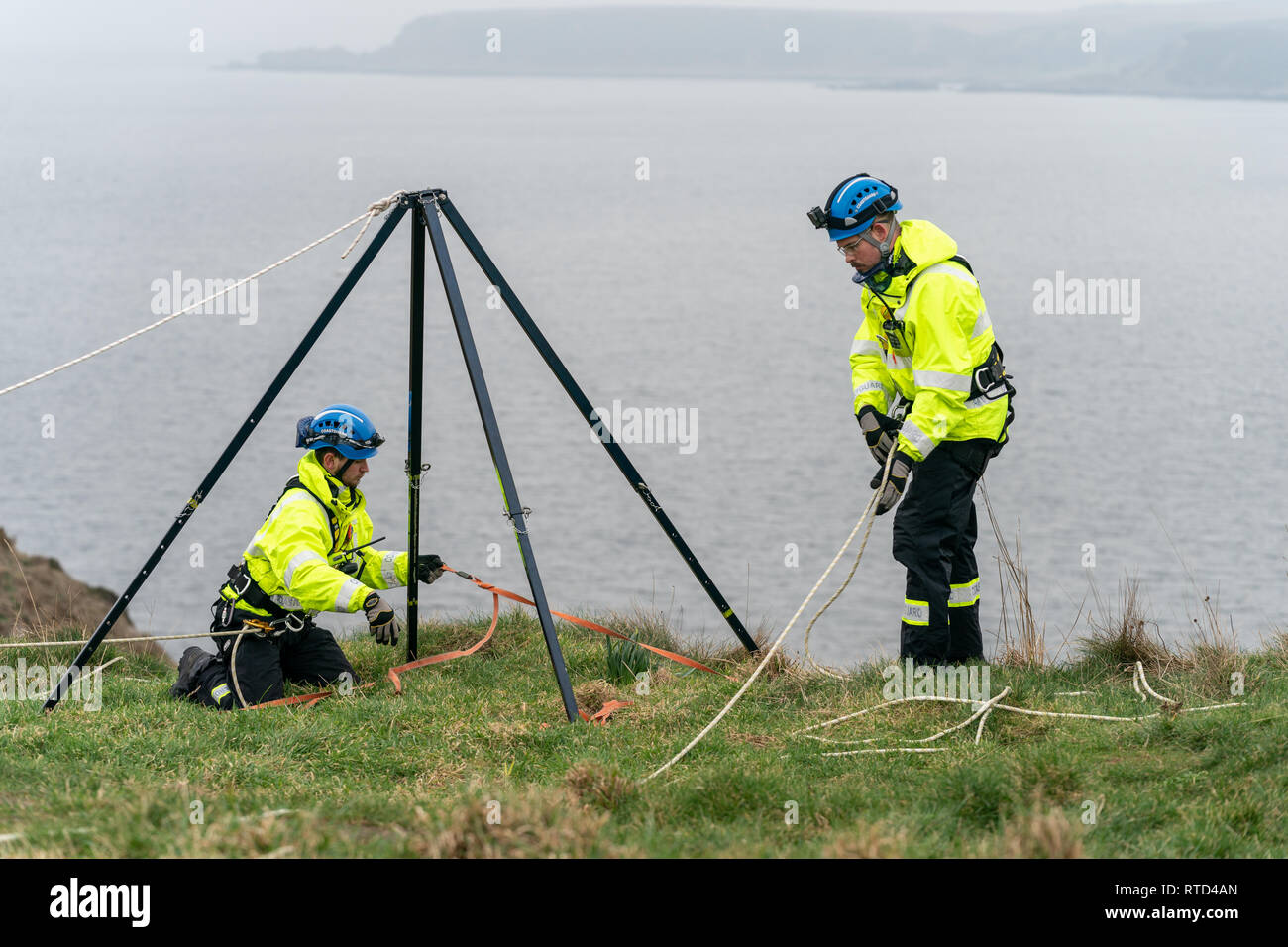 Dies ist die Küstenwache Suche und Rettung auf einer Übung relativ zu einer Klippe Rettung bei Portknockie, Moray, Schottland am 28. Februar 2019. Stockfoto