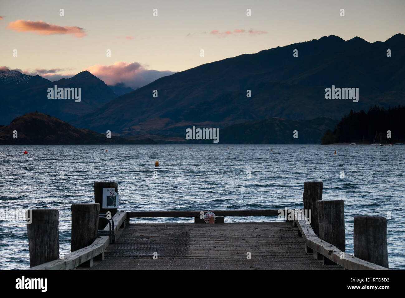 Bootsanleger im Lake Wanaka suchen in Richtung der Berge Neuseelands Südinsel Stockfoto