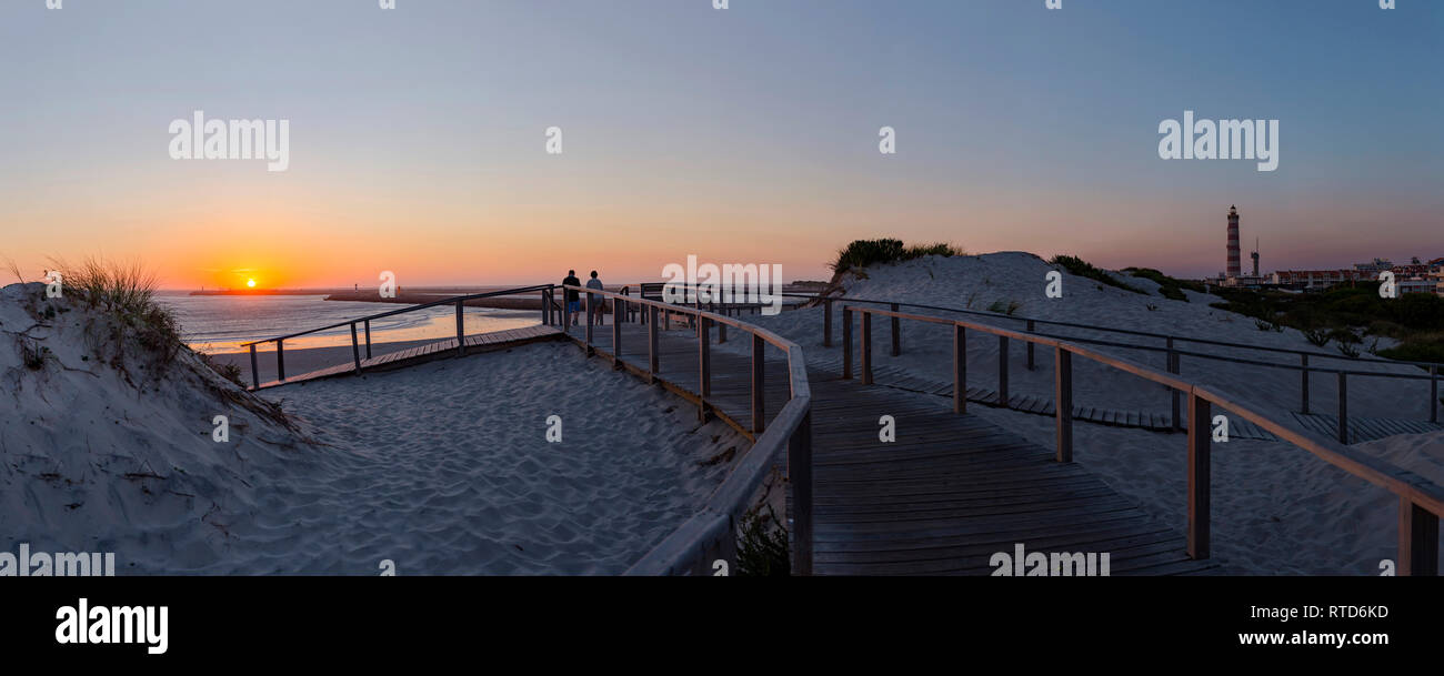 Sonnenuntergang, Praia do Paredão, Farol da Barra, Strand und Leuchtturm, Praia da Barra, Aveiro, Portugal Stockfoto