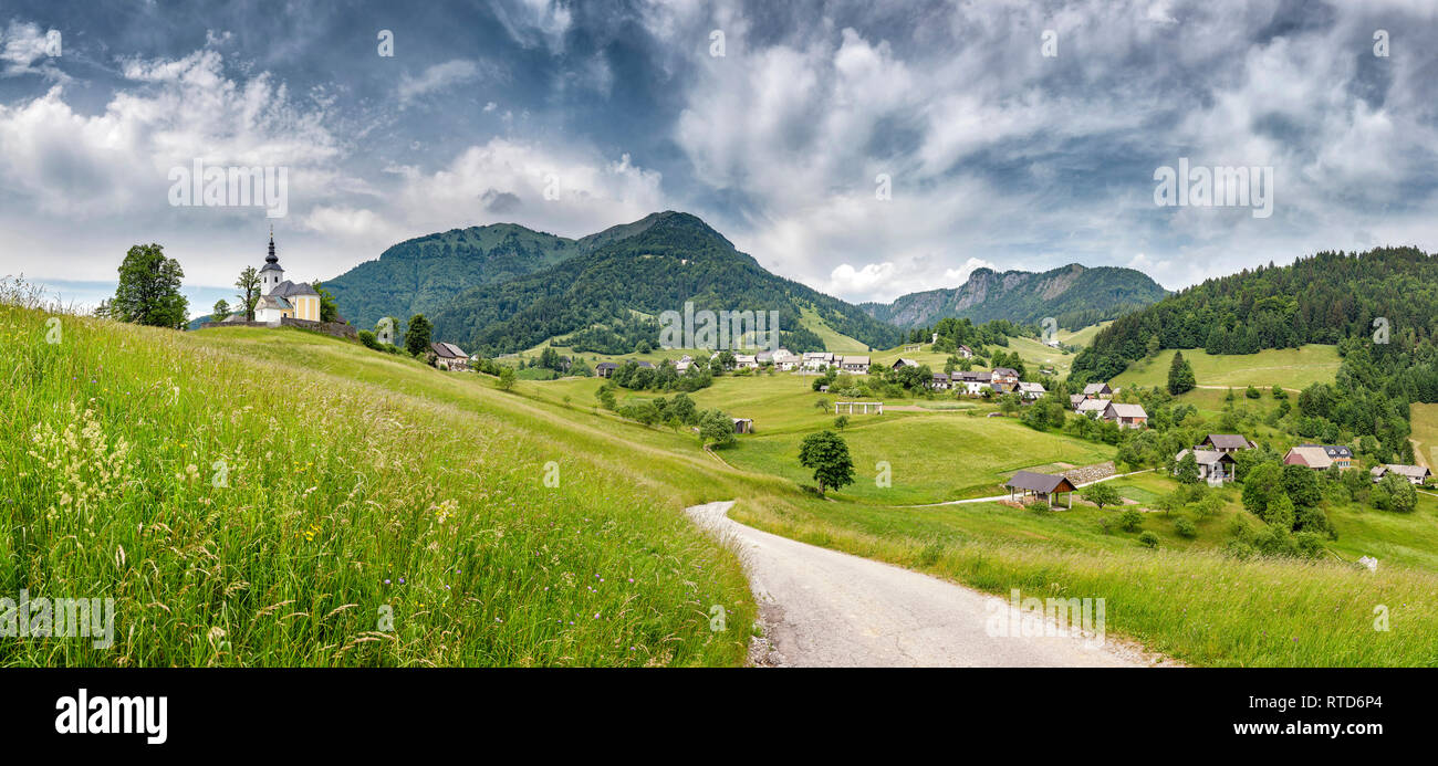 Verstreute Häuser in ein grünes Tal, Spodnja Sorica, Slovenien Stockfoto