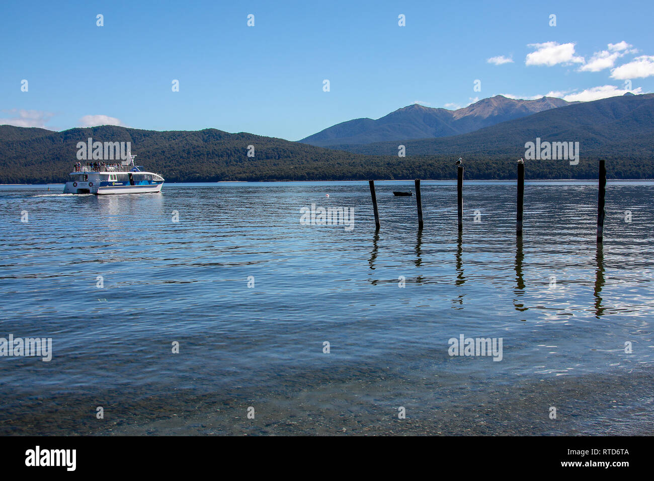 Katamaran fahren Luminosa am Lake Te Anau zu Kreuzfahrt zu den Glühwürmchen Höhlen in der mountaisn durch den See. Te Anau, Southlands, Neuseeland Südinsel Stockfoto