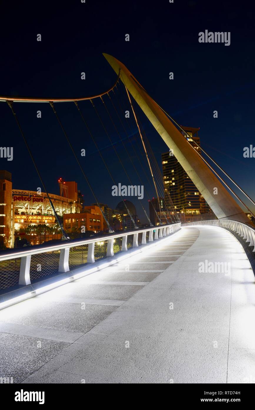 Die ikonische, moderne 500-Fuß lange Harbour Drive Fußgängerbrücke bei Sonnenaufgang, verbindet Petco Park in der Bucht von San Diego Convention Center, San Diego, USA Stockfoto