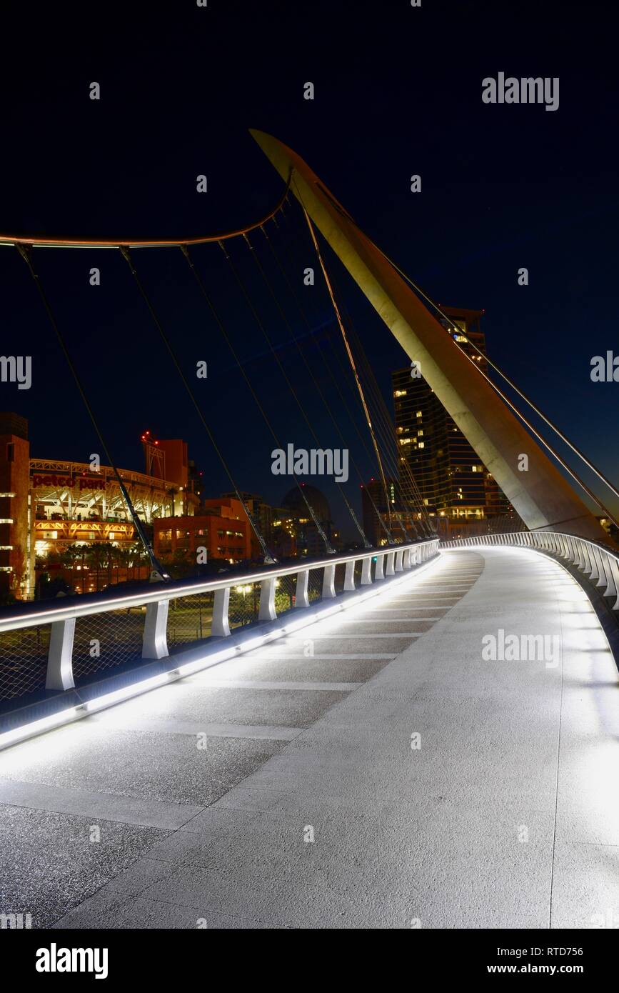 Die ikonische, moderne 500-Fuß lange Harbour Drive Fußgängerbrücke bei Sonnenaufgang, verbindet Petco Park in der Bucht von San Diego Convention Center, San Diego, USA Stockfoto
