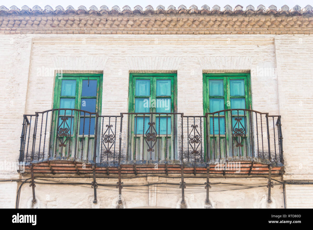 Drei Fenster mit leicht getöntem Glas auf ein Zuhause; Granada, Spanien. Stockfoto