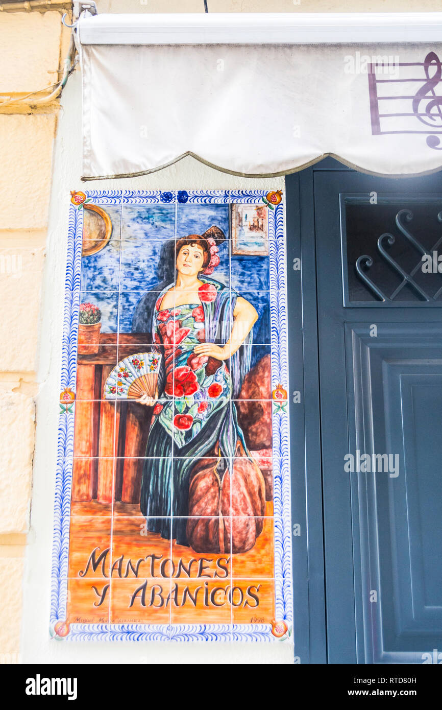 Auch eine Kachel picuture, wie ein Mosaik, auf einem Gebäude in der Innenstadt von Granada, Spanien. Stockfoto