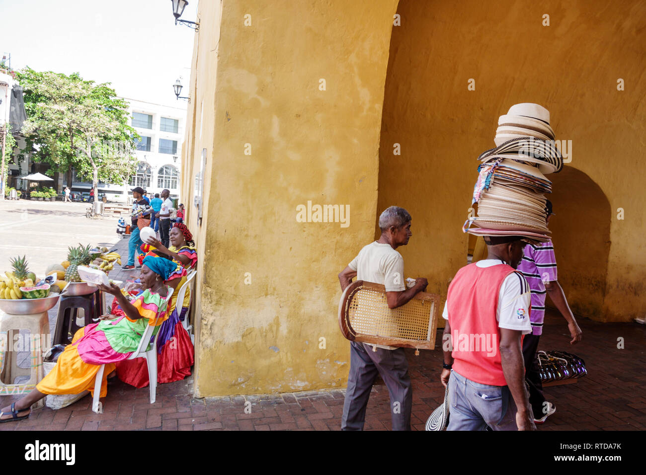 Cartagena Kolumbien, Black Afro Caribbean Palenqueras, Frau weibliche Frauen, traditionelle Kostüme, kulturelles Erbe Symbol, Mann Männer männlich, Huthändler, COL1901190 Stockfoto