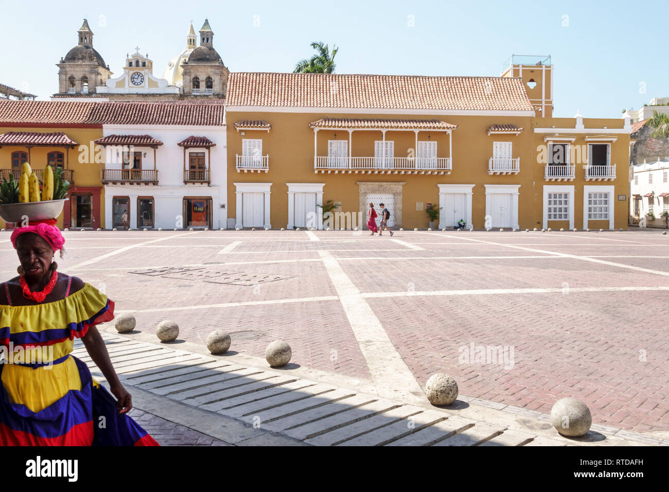 Cartagena Kolumbien, Plaza de La Aduana, öffentlicher Platz, Schwarzer afro karibischer Palenquera, Frau weibliche Frauen, Obstverkäufer, traditionelle Kostüme, Kulturreiher Stockfoto