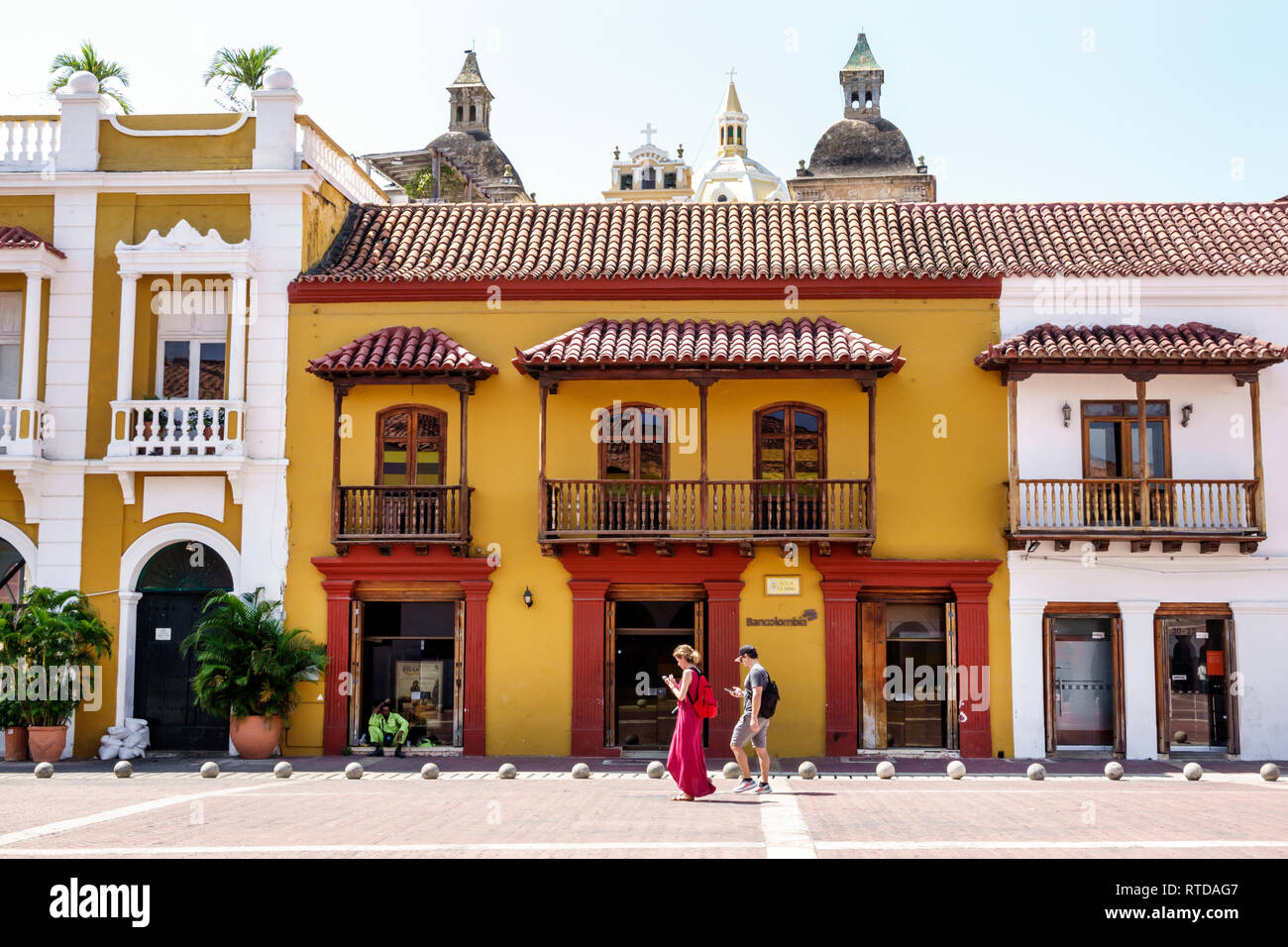 Cartagena Kolumbien, Plaza de La Aduana, öffentlicher Platz, Kolonialarchitektur, rotes Ziegeldach, Holzbalkon, Paar, erkunden, COL190119106 Stockfoto