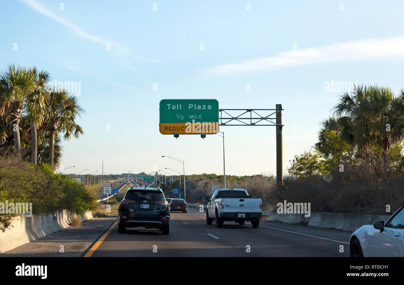 Eine mautpflichtige Straße führt auf die Sunshine Skyway Brücke südlich von St. Petersburg, Florida, USA. Stockfoto