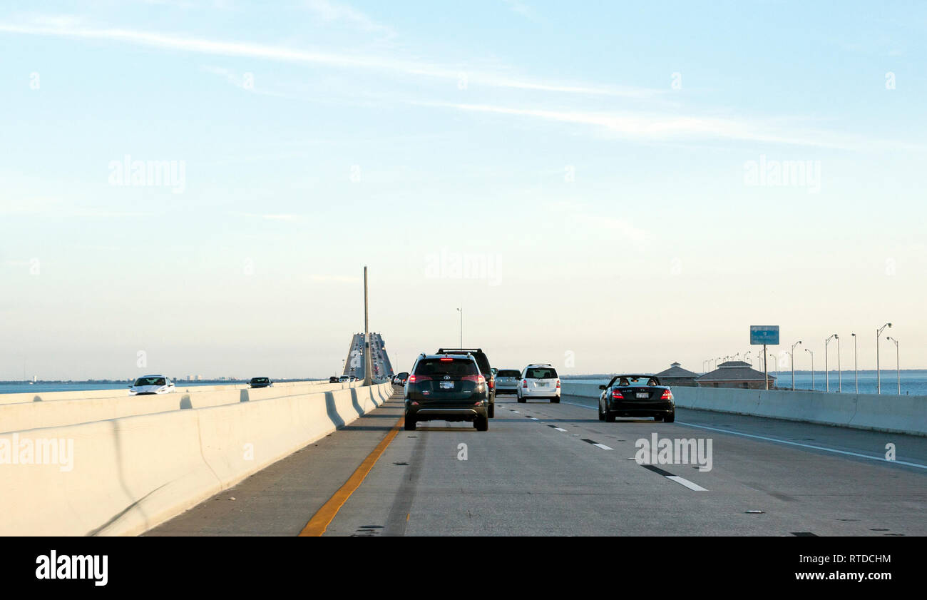 Eine mautpflichtige Straße führt auf die Sunshine Skyway Brücke südlich von St. Petersburg, Florida, USA. Stockfoto