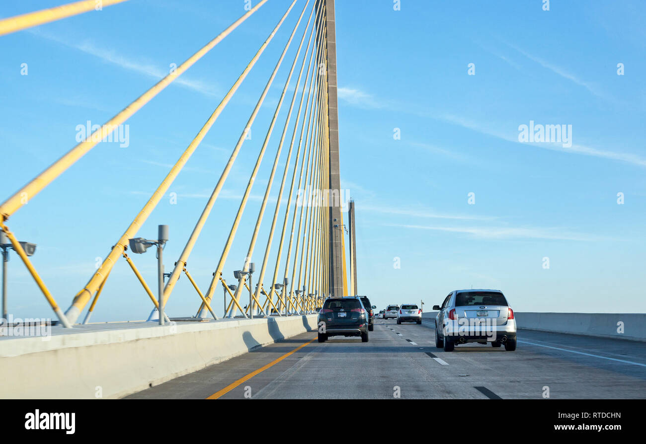 Eine mautpflichtige Straße führt auf die Sunshine Skyway Brücke südlich von St. Petersburg, Florida, USA. Stockfoto