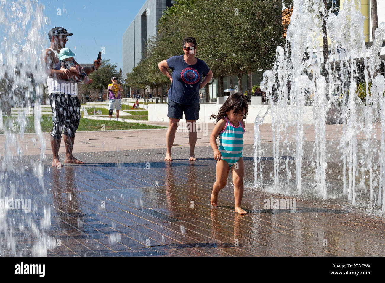Ein 3 Jahre altes Mädchen spielt bei Curtis Hixon Waterfront Park in der Innenstadt von Tampa, Florida, USA. Stockfoto