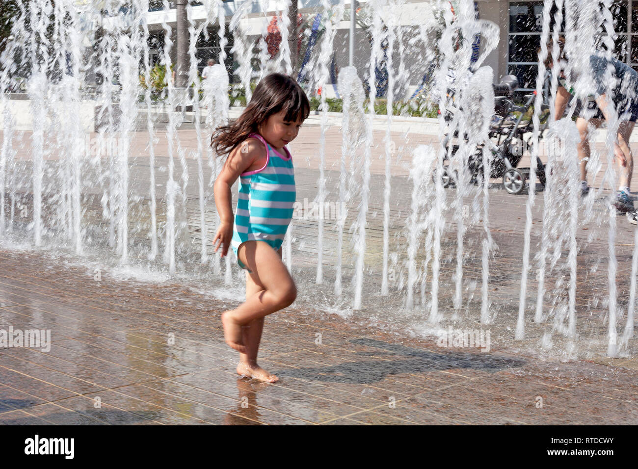 Ein 3 Jahre altes Mädchen spielt bei Curtis Hixon Waterfront Park in der Innenstadt von Tampa, Florida, USA. Stockfoto