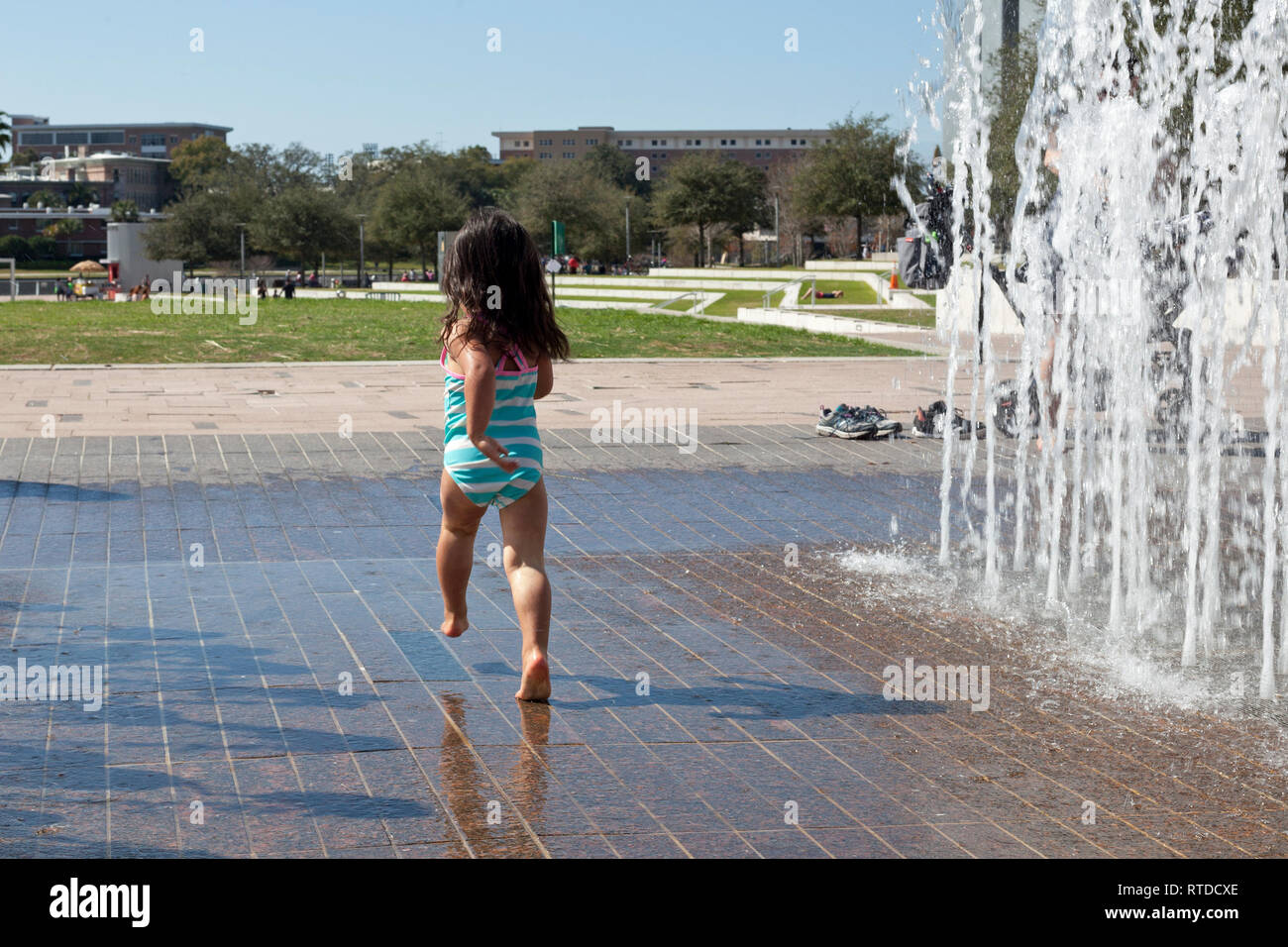 Ein 3 Jahre altes Mädchen spielt bei Curtis Hixon Waterfront Park in der Innenstadt von Tampa, Florida, USA. Stockfoto