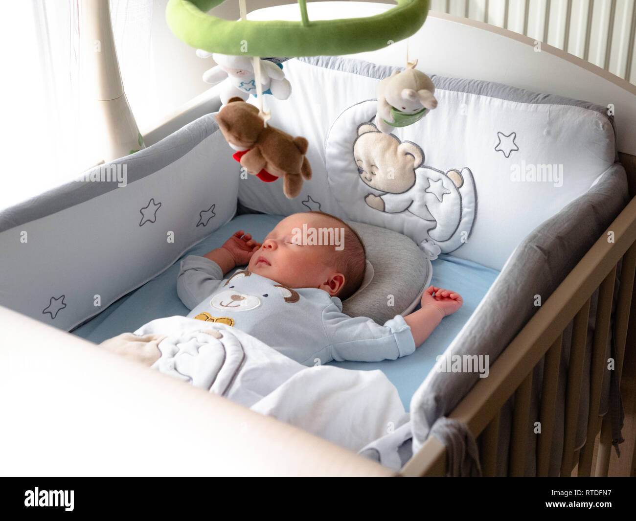 Close-up Portrait niedlichen kleinen gemischten Rennen Asiatische und kaukasische Baby Sohn schlafen auf Zurück. Tagsüber schlafen. Familie, gesunde Geburt Konzept Foto Stockfoto