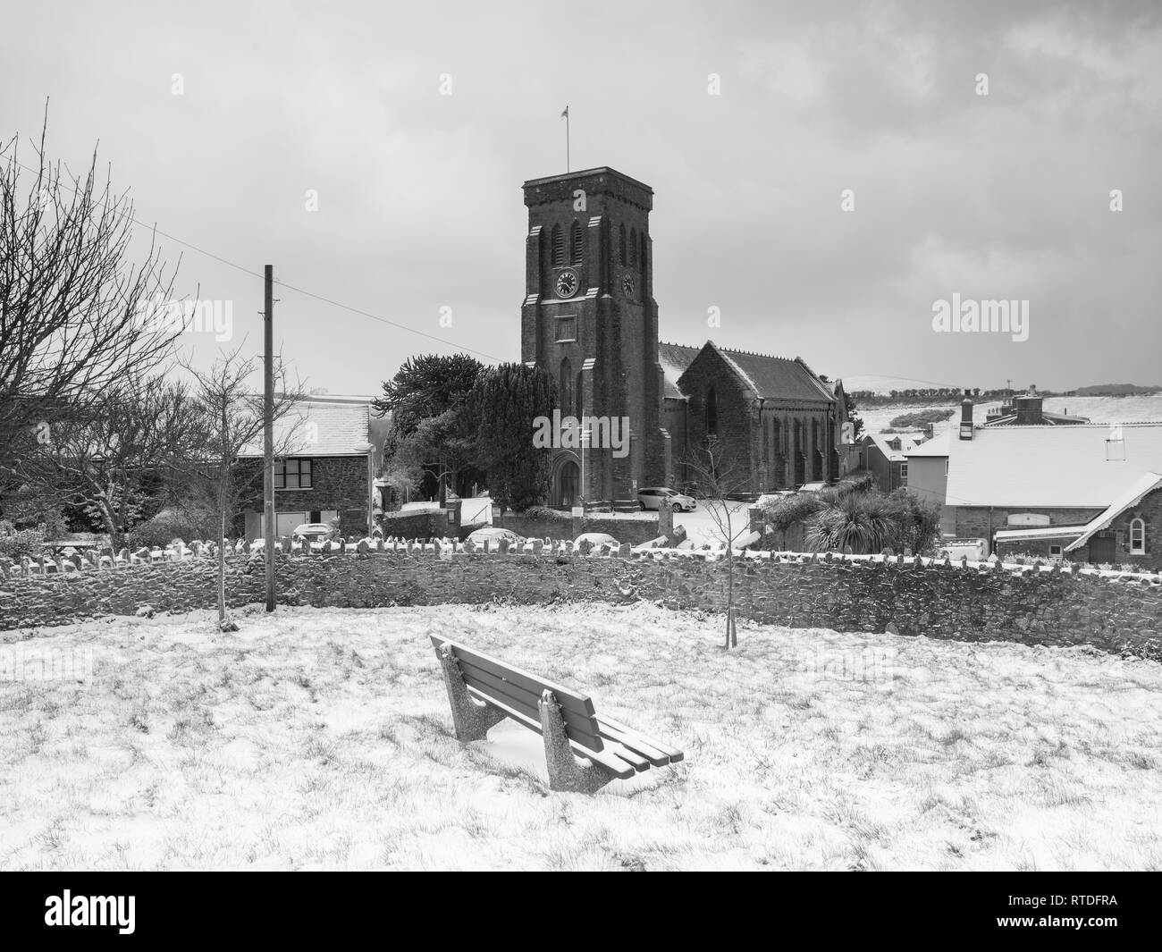 Eine verschneite Szene von Salcombe Dreifaltigkeit Kirche nach dem Tier aus dem Osten South Devon getroffen. Salcombe wurde dann durch Sturm Emma getroffen. Stockfoto