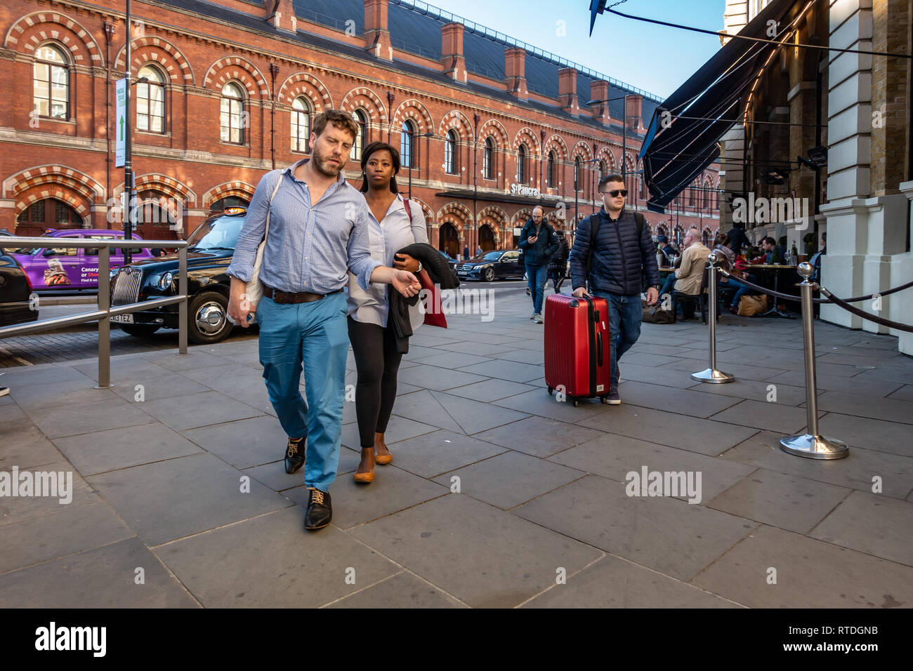 Paar außerhalb der Bahnhof Kings Cross, London, England Stockfoto