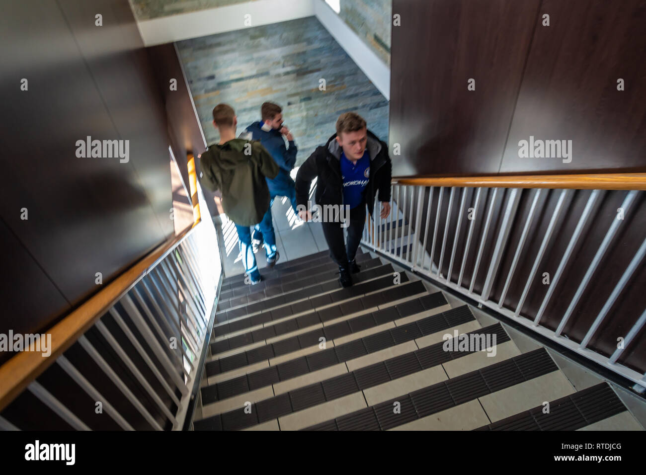 Männer auf der Treppe hinunter zu den Toiletten bei McDonalds in London, England Stockfoto