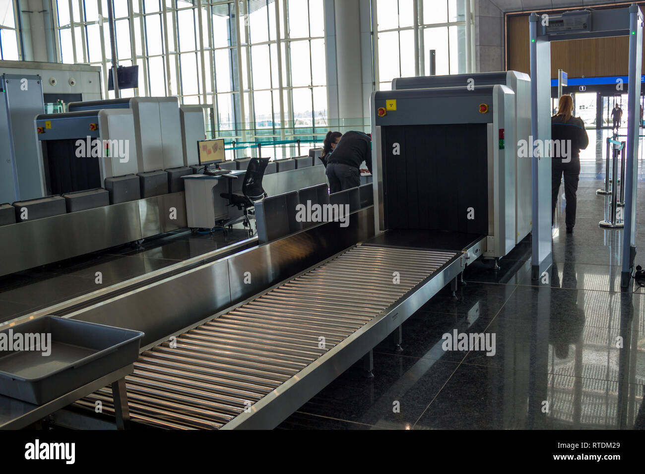 Flughafen Gepäck X-Ray Maschine für Sicherheit scannen Suche Stockfoto