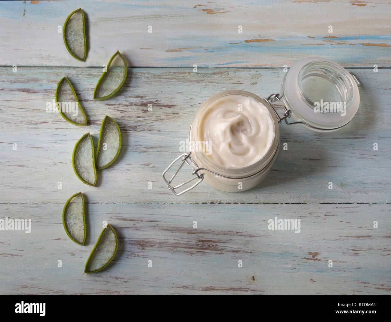 Hausgemachte Creme von Aloe Vera in einem Glas mit Aloe Blätter auf einem hellen Hintergrund Stockfoto