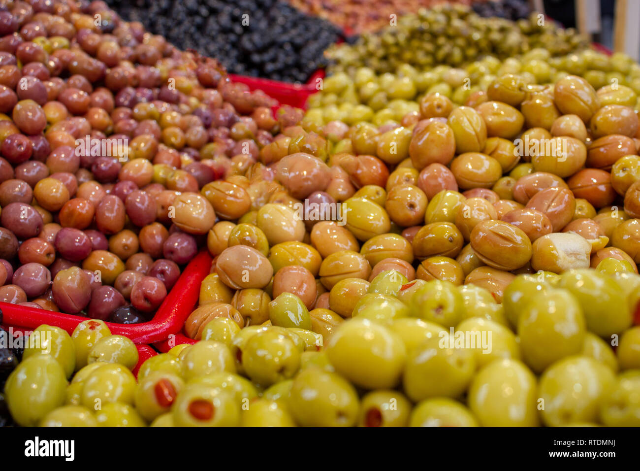 Grüne und schwarze Oliven auf den Markt Stockfoto