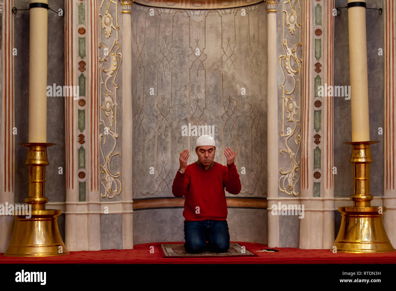 Muslimischen Mann, der betet und Anbetung in der Moschee Stockfoto