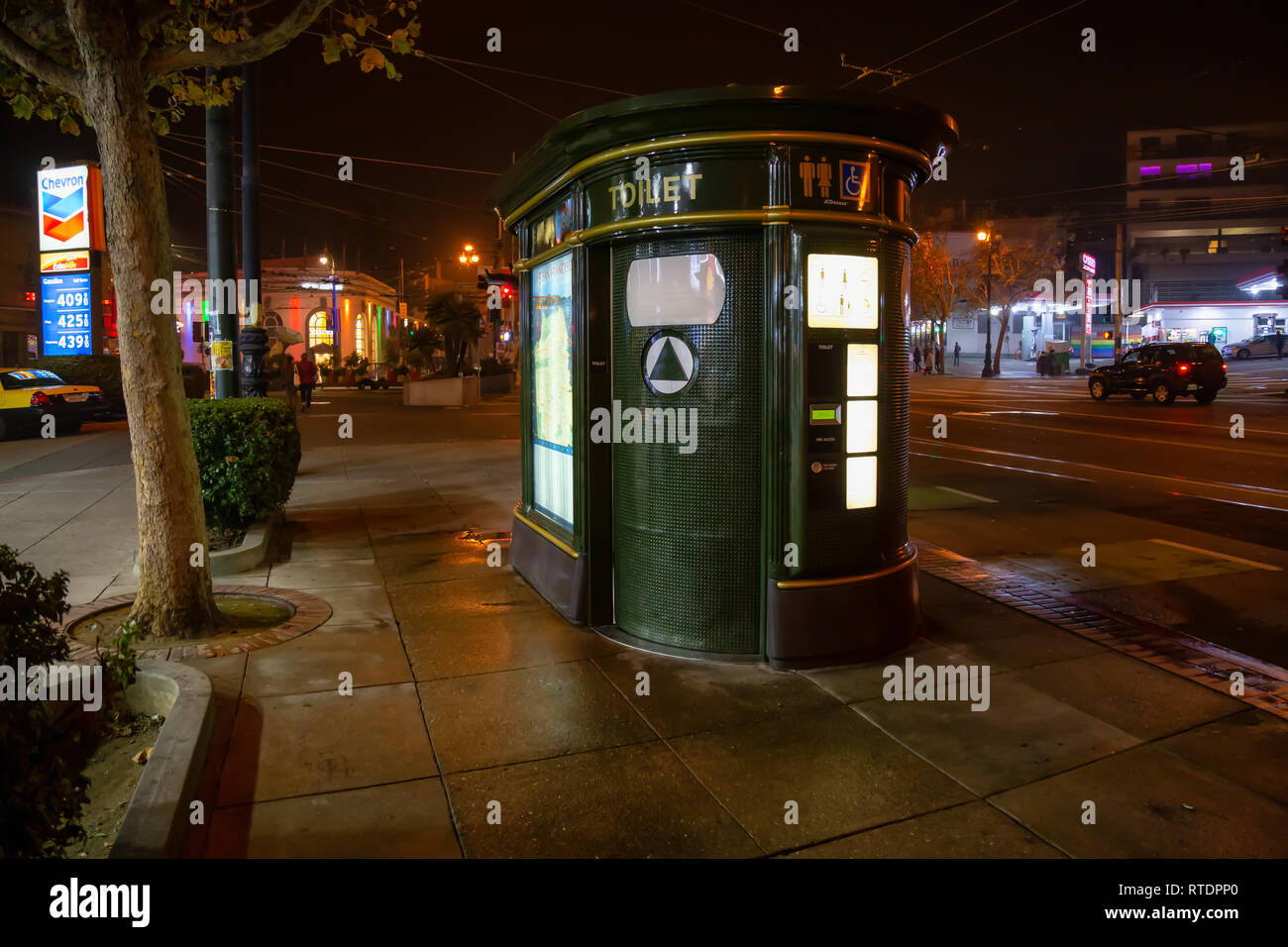 San Fancisco, Kalifornien, Vereinigte Staaten - 16 November 2018: öffentliche Toilette in der Innenstadt in der Stadt während der Nacht. Stockfoto