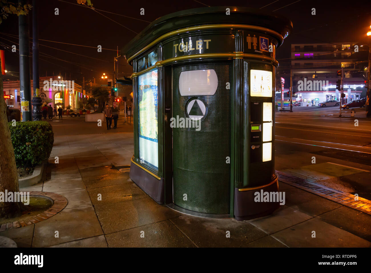 San Fancisco, Kalifornien, Vereinigte Staaten - 16 November 2018: öffentliche Toilette in der Innenstadt in der Stadt während der Nacht. Stockfoto